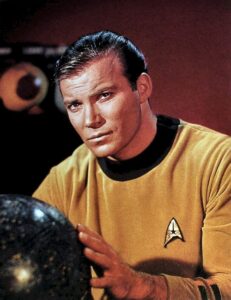 1966. aasta telesarja "Star Trek" madalaeelarvelist ja värvikirevat esteetikat võib pidada üheks näiteks camp'ist.