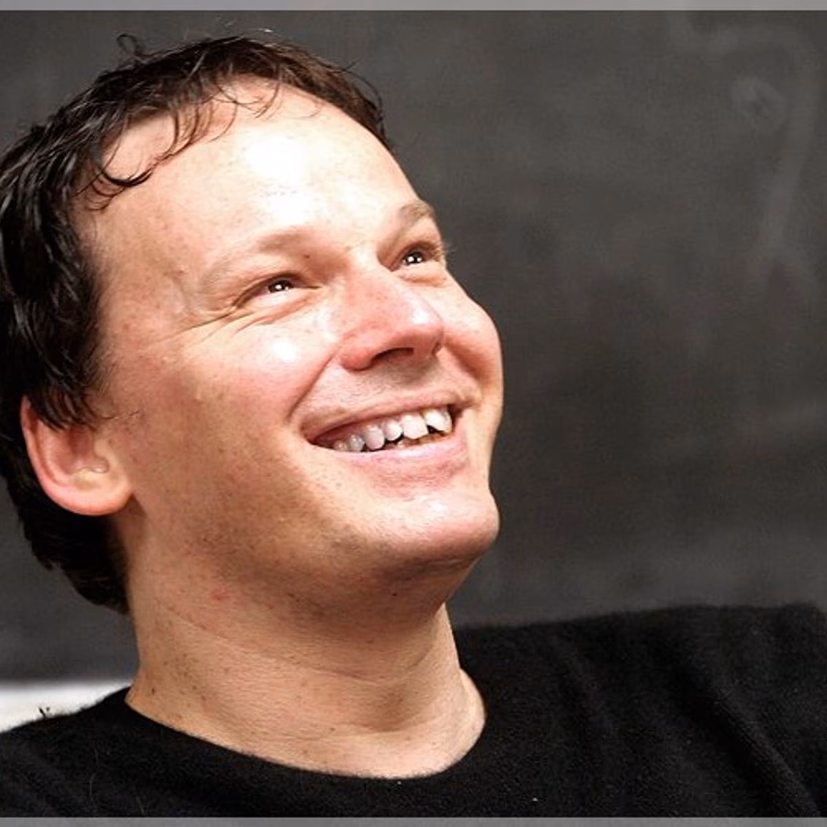 Anarhism, t&ouml;&ouml; ja b&uuml;rokraatia: Intervjuu Aro Velmetile