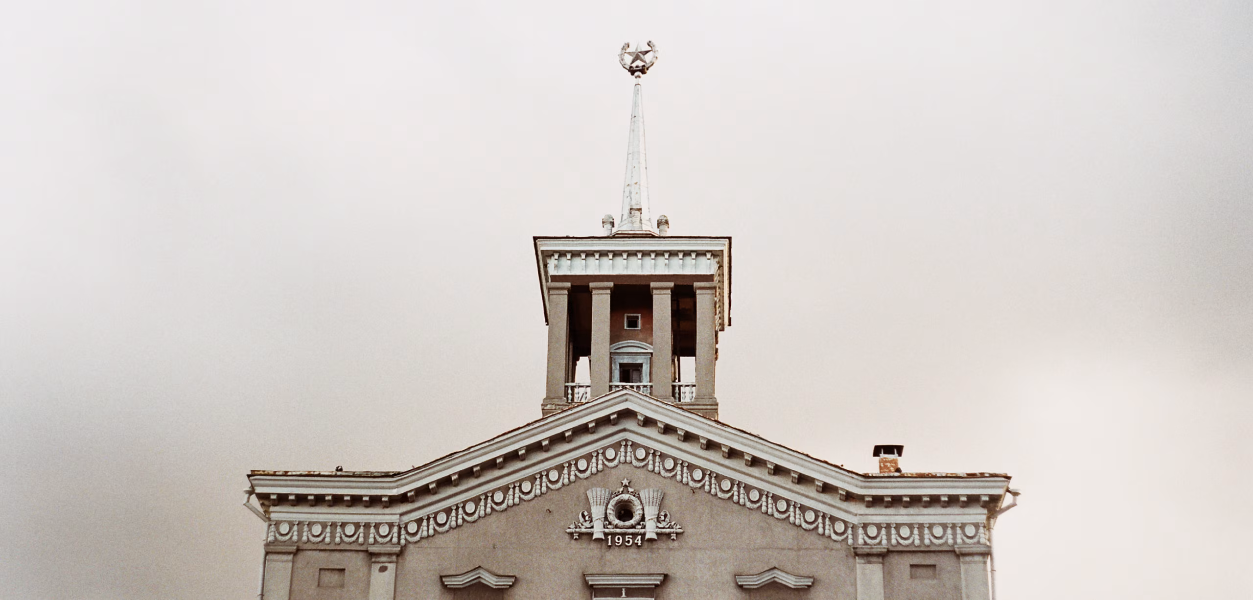 N&otilde;ukogude s&otilde;jatehase fassaadi taga